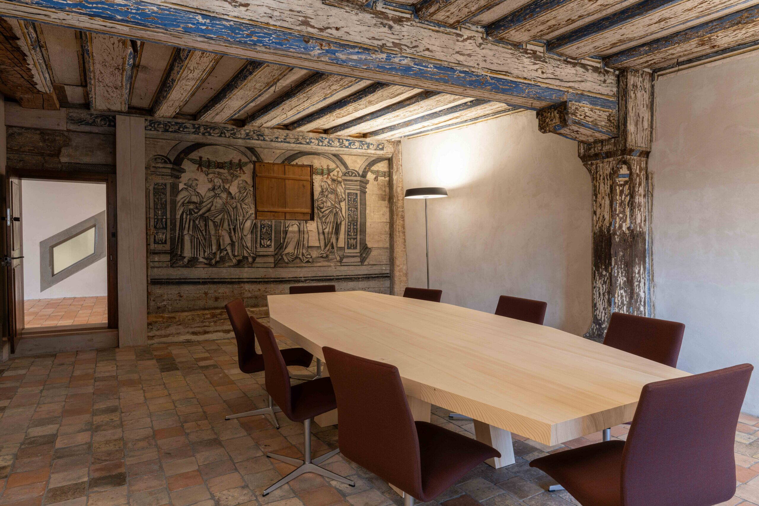 Einblick in einen sanierten Besprechungsraum im Coworking Hof zu Wil. (Foto mit Genehmigung der Stiftung Hof zu Wil, Fotograf: Damian Haller)
