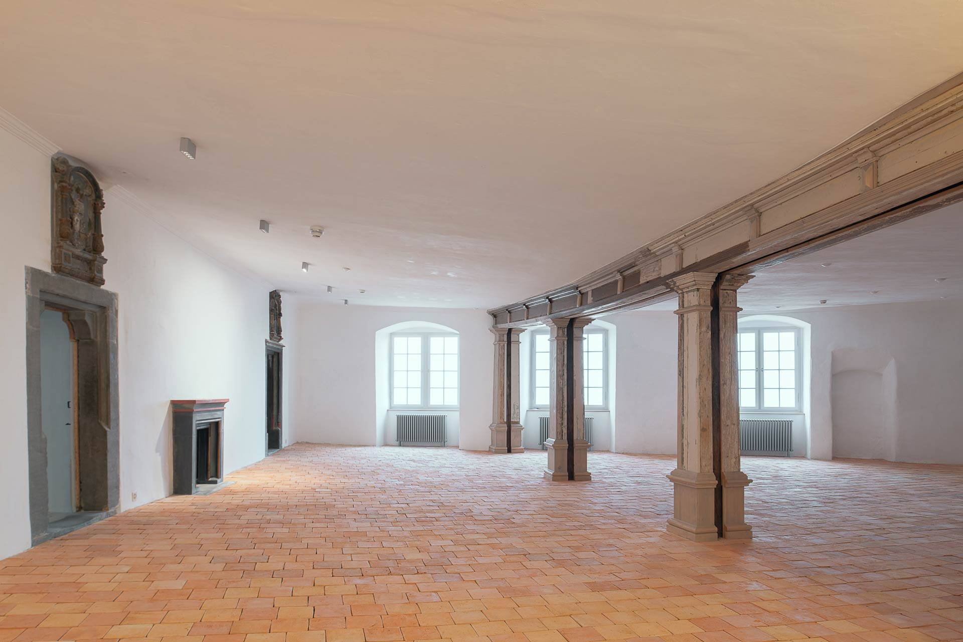 Dieser Innenraum wurde mit neu nachproduzierten Tonplatten verlegt, wobei Platten aus zwei unterschiedlichen Produktionszyklen bewusst miteinander kombiniert wurden. (Foto mit Genehmigung der Stiftung Hof zu Wil, Fotografin: Elisa Florian)