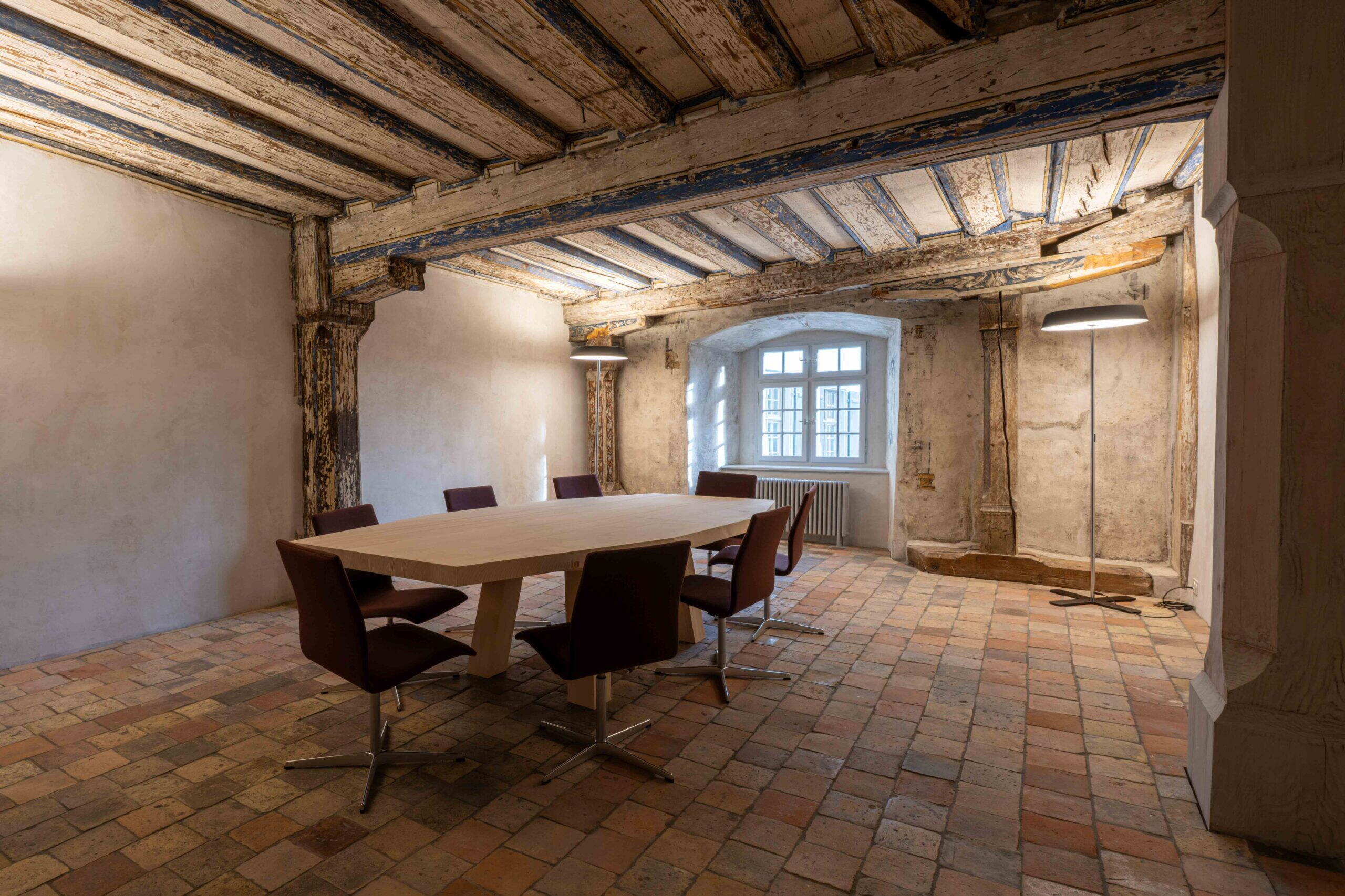 Dieses Zimmer wurde vollständig mit originalen historischen Tonplatten verlegt und bewahrt damit seinen ursprünglichen Charakter. (Foto mit Genehmigung der Stiftung Hof zu Wil, Fotograf: Damian Haller)
