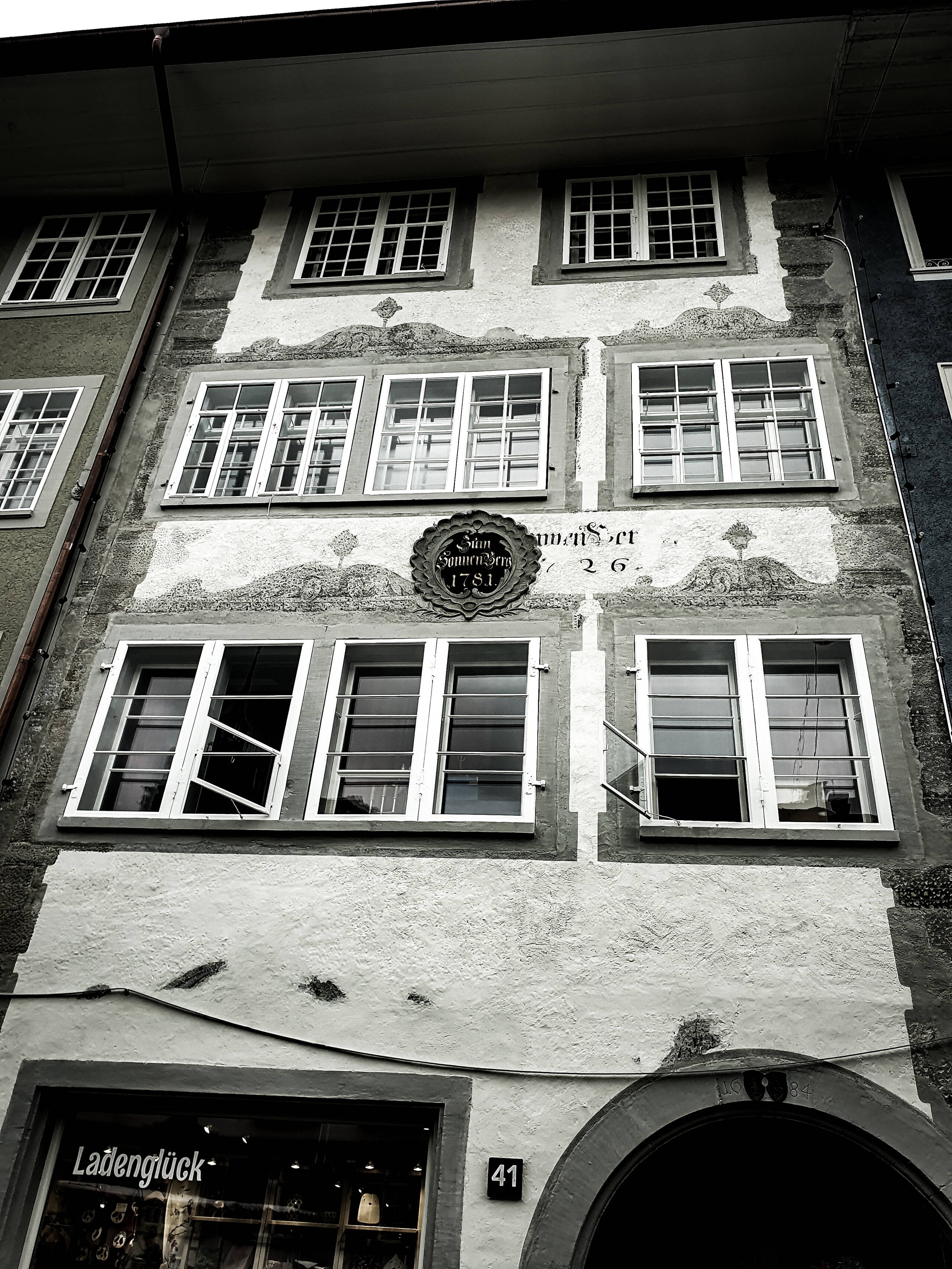 Während dem Abschlagen eines neueren Putzes kamen historische Malereien zum Vorschein. Bei Putzfehlstellen wurden diese material­identisch ergänzt und farblich angeglichen, Winterthur ZH.
