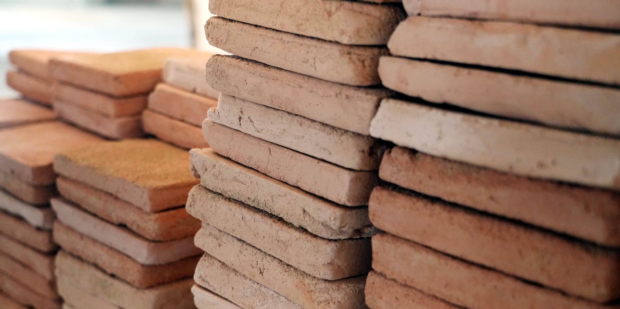 Nachproduzierte Tonplatten der Firma Ganz Baukeramik. (Foto Linda Bachmann, Wiler Nachrichten)